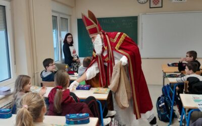 Sveti Niko školom šeta