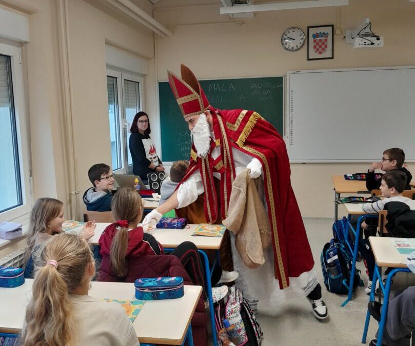 Sveti Niko školom šeta