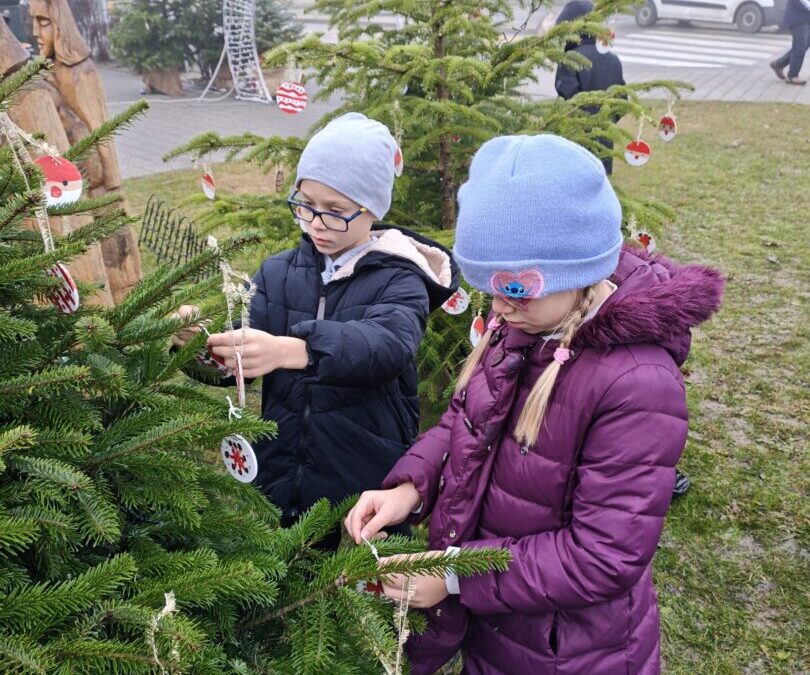 UKRAŠAVANJE BOROVA NA ADVENTU U NAŠEM GRADU